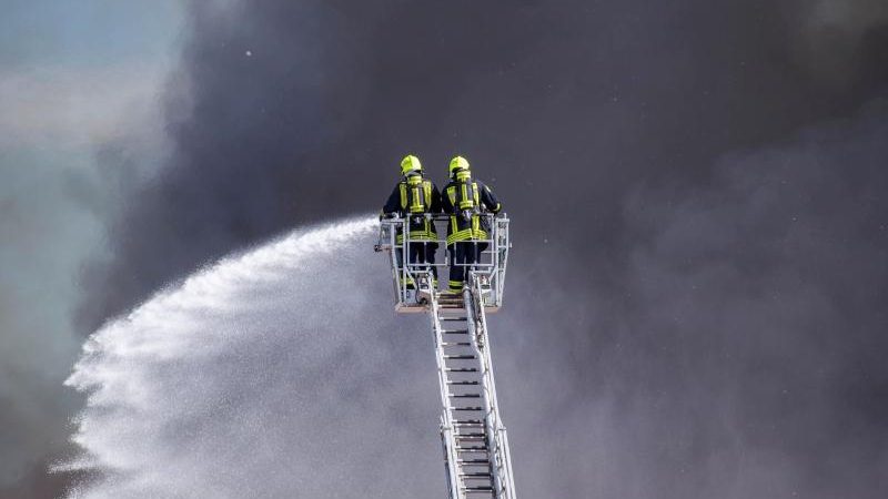 Brandgeruch aus Meck-Pomm zieht bis nach Sachsen – Militärische Altlasten erschweren Brandbekämpfung