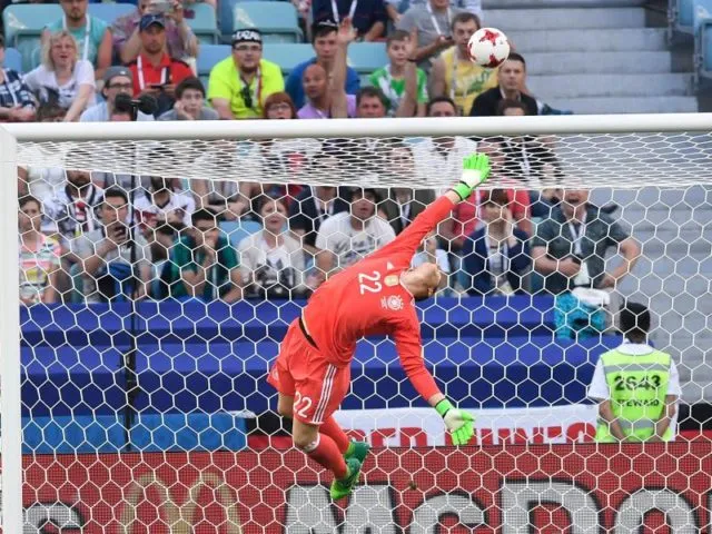 Marc-Andre ter Stegen bewahrt Deutschland vor einem Rückstand. Foto: Marius Becker/dpa