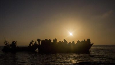 Schiff mit 450 Migranten im Mittelmeer evakuiert – NGO’s jetzt überflüssig