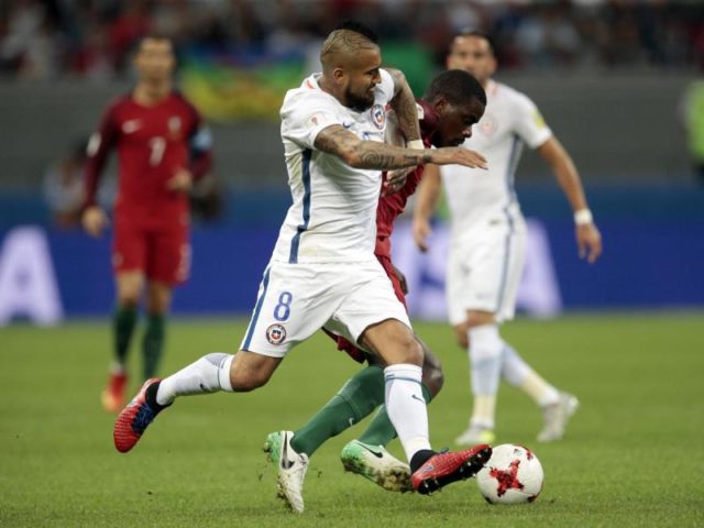 Der Portugiese William Carvalho kämpft gegen Chiles Arturo Vidal (l) um den Ball. Foto: Ivan Sekretarev/dpa