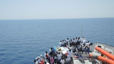 10.000 Migranten in wenigen Tagen – Italien droht mit Hafensperre für Flüchtlingsschiffe