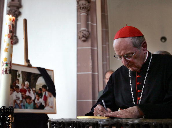 Verstorbener Kardinal Meisner in Kölner Dom feierlich beigesetzt