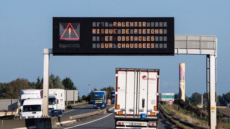 Zertrümmerte Scheiben und Dellen im Blech – Bußgelder in Höhe von 9 Millionen Euro für LKW-Fahrer in Calais