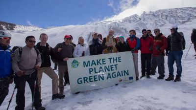 EU-Botschafter demonstrieren auf Vulkan gegen Klimawandel