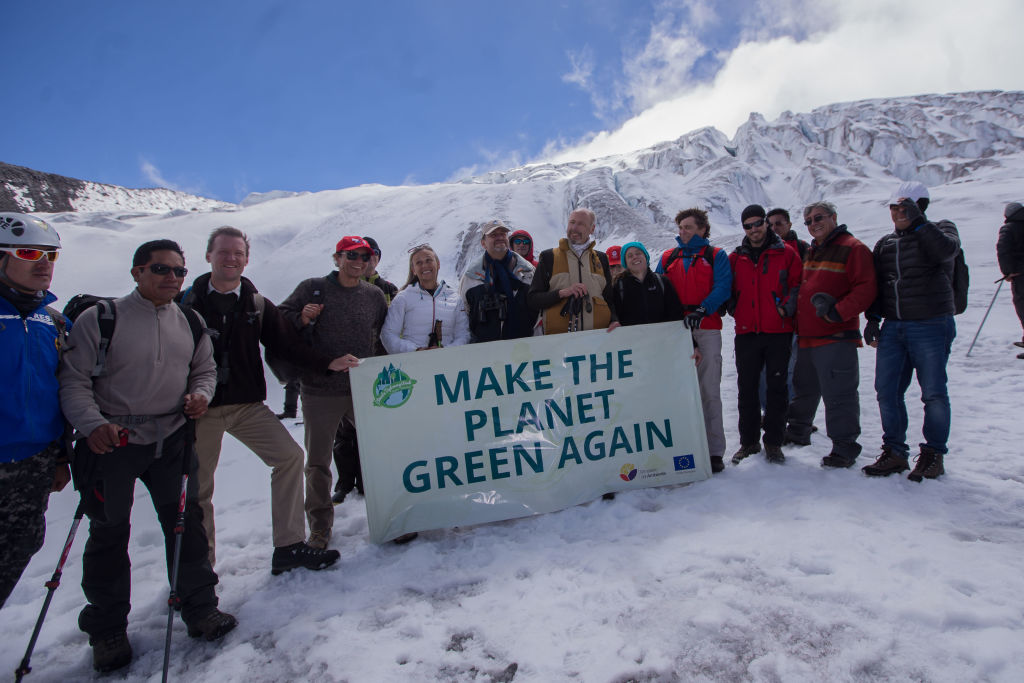 EU-Botschafter demonstrieren auf Vulkan gegen Klimawandel