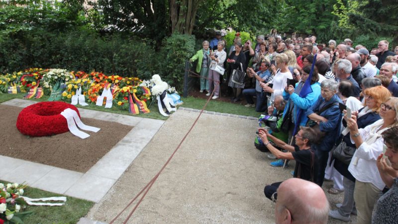 Hunderte Menschen besuchen das Grab von Helmut Kohl