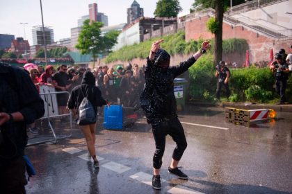 G20-Krawalle: 500 Plünderer, 1.500 linke Randalierer in der Nacht, Polizist gibt Warnschuss ab + Livestreams