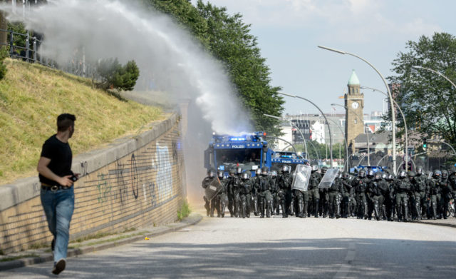 G20-Krawalle: 500 Plünderer, 1.500 linke Randalierer in der Nacht, Polizist gibt Warnschuss ab + Livestreams