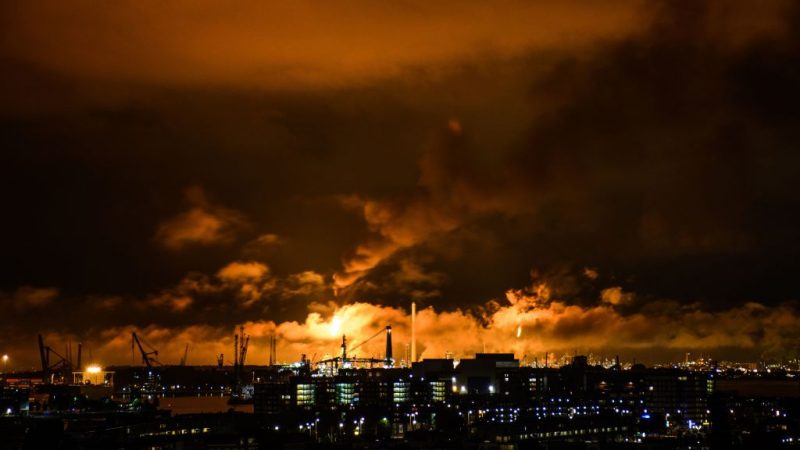 Großbrand beschädigt Europas größte Raffinerie in Rotterdam