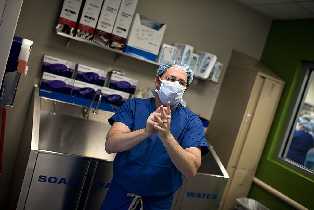 Ärzten gelingt Doppeltransplantation von Händen bei Kind