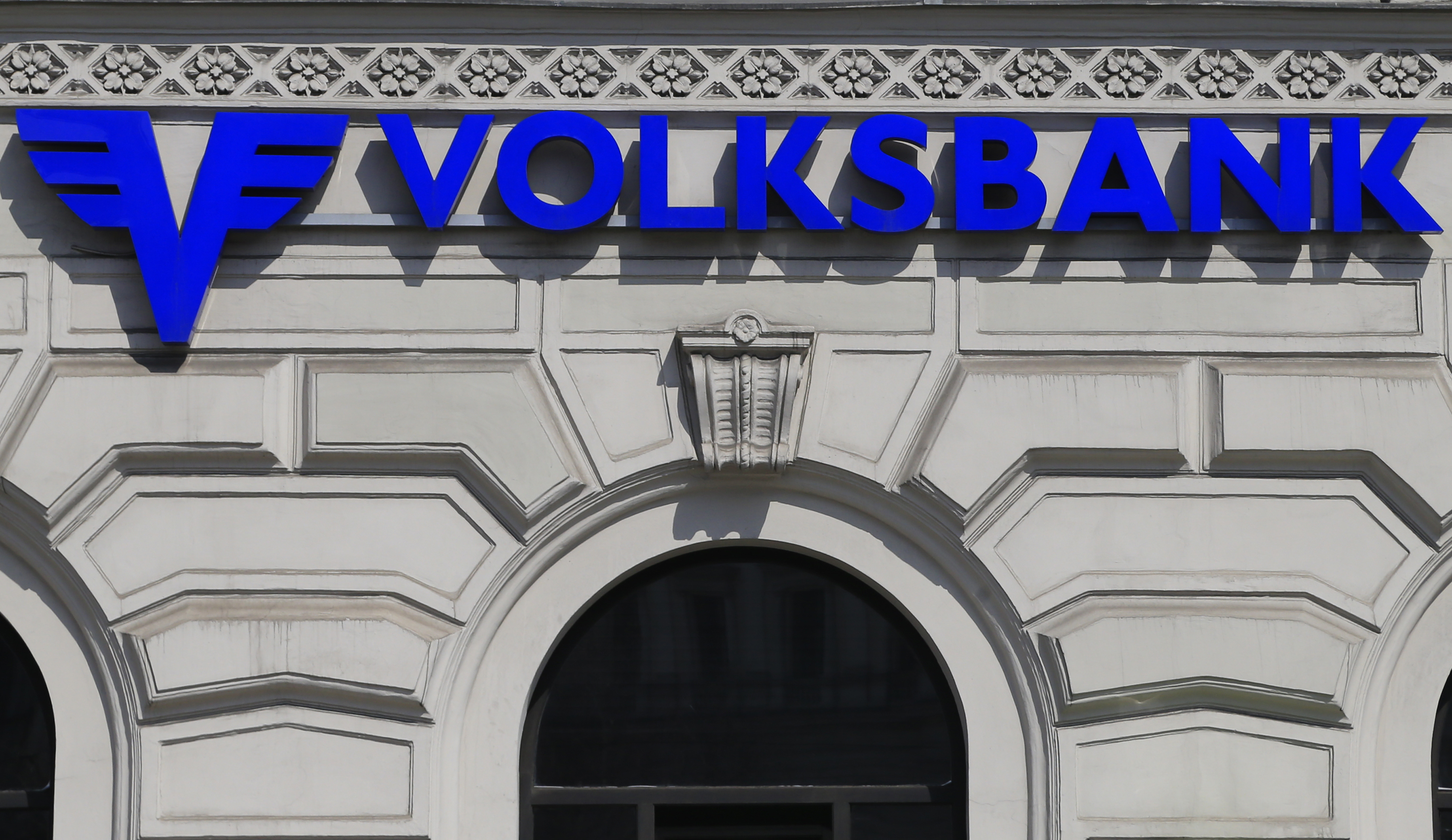 Strafzinsen: Verbraucherschützer klagen gegen Volksbank