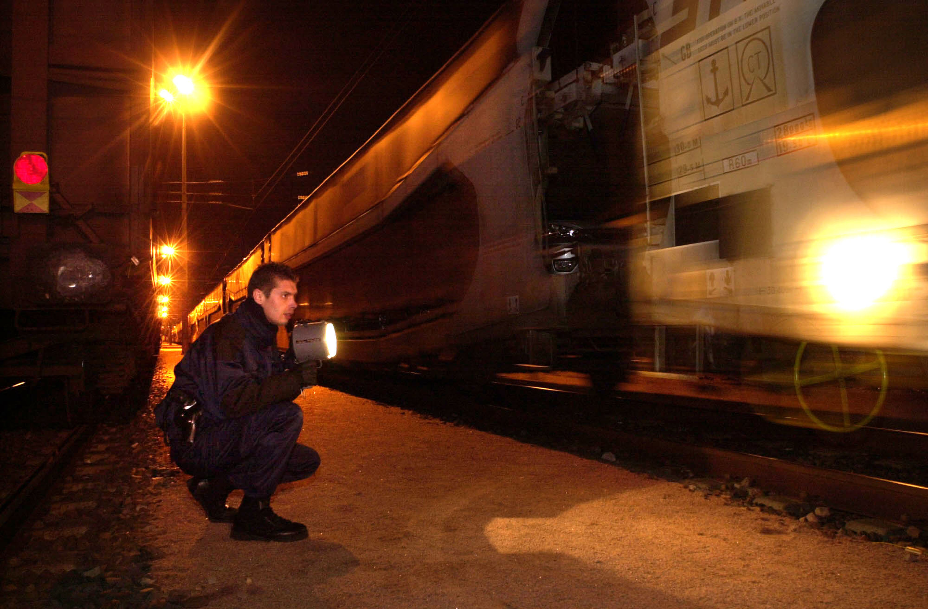 Aus Italien: Migranten wagen halsbrecherische Fahrt in Güterzügen
