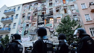 Berlin: 560 Polizisten durchsuchen Rigaer 94 und weitere linksautonome Zentren – Tatverdächtige vom Überfall auf Spätkauf gesucht