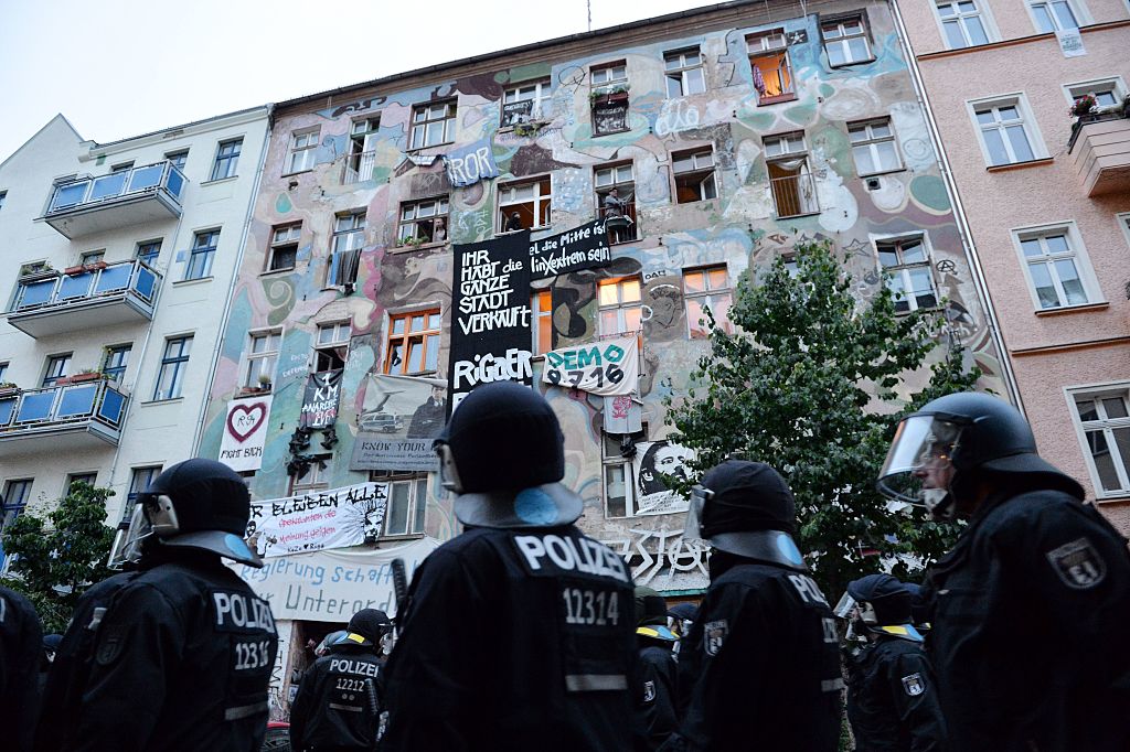 Berlin: 560 Polizisten durchsuchen Rigaer 94 und weitere linksautonome Zentren – Tatverdächtige vom Überfall auf Spätkauf gesucht