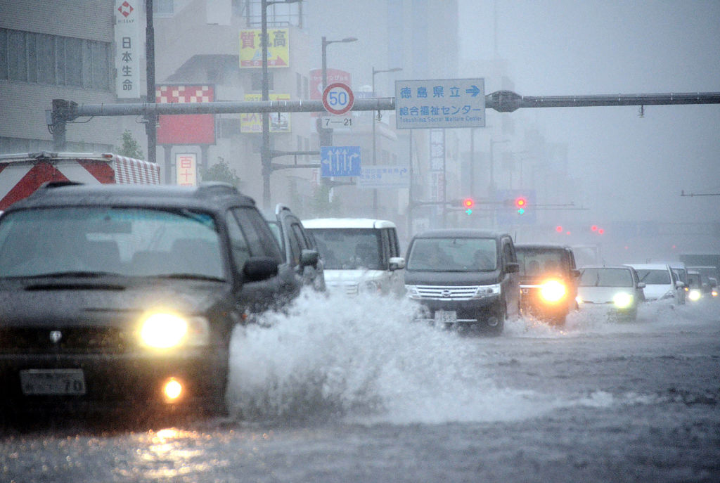 Überschwemmungsgefahr und Flugausfälle wegen Taifuns in Japan
