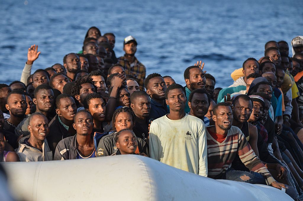 „Schockierend und inhuman“: Schlepper stoßen Flüchtlinge ins Meer – Mindestens 29 Tote