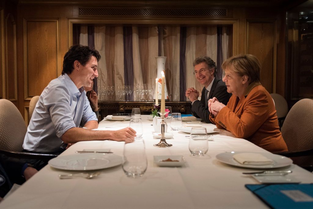 Bundesregierung muss Gästelisten zu Abendessen mit Merkel offenlegen