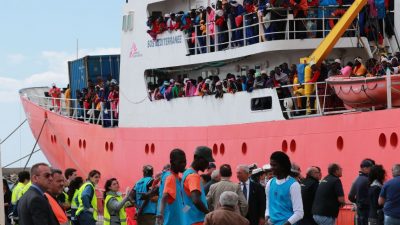 EU: Italien erhält 900 Mio Euro wegen Flüchtlingskrise – Gespräch mit NGOs über Verhaltenskodex vertagt