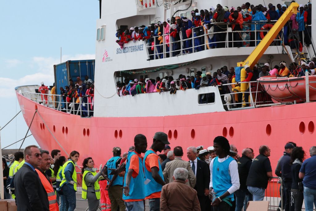 EU: Italien erhält 900 Mio Euro wegen Flüchtlingskrise – Gespräch mit NGOs über Verhaltenskodex vertagt