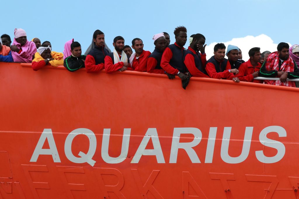 „Aquarius“ bringt erneut über 100 Migranten nach Europa und patroulliert weiter