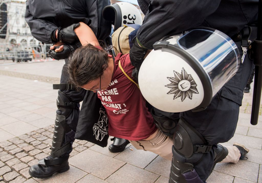 Polizei stürmt G-20-Protestcamp in Hamburg – Pfefferspray-Einsatz gegen Demonstranten