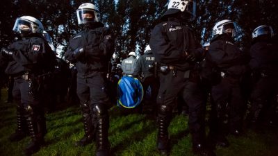 Polizei setzt Wasserwerfer gegen G20-Gegner ein