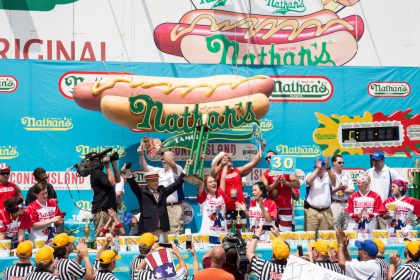 Kalifornier verschlingt bei US-Wettbewerb 72 Hotdogs in zehn Minuten