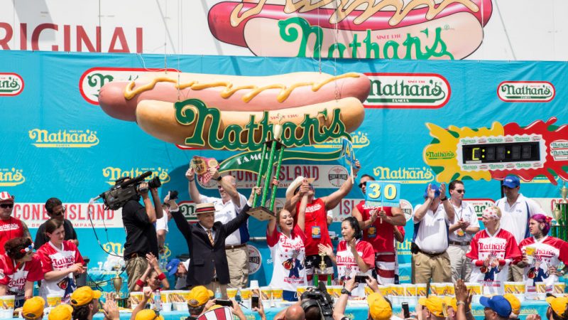 Kalifornier verschlingt bei US-Wettbewerb 72 Hotdogs in zehn Minuten