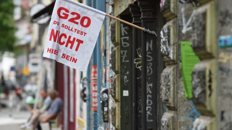 Elf schwerverletzte Demonstranten nach Bruch von Absperrgitter in Hamburg
