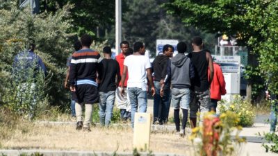 Calais: Französische Regierung richtet neue Migrantenunterkünfte ein