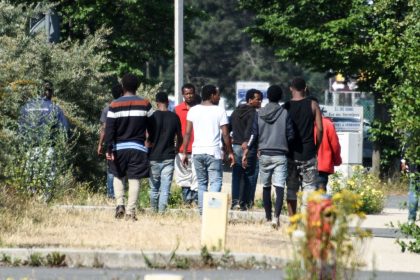 Calais: Französische Regierung richtet neue Migrantenunterkünfte ein