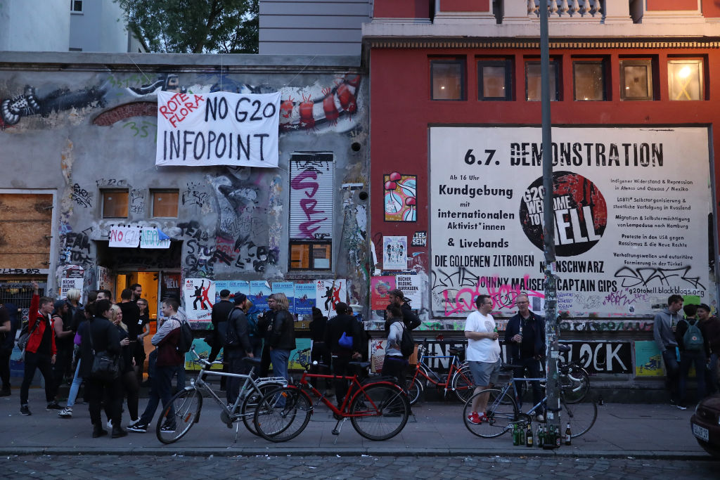 Linken-Abgeordneter gegen Schließung der Roten Flora – Linksradikales Zentrum hat „ganz wichtige Funktion“ in Hamburg