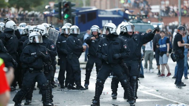 Hamburg fordert weitere Polizeikräfte aus anderen Bundesländern an – Beamte in Lebensgefahr – Linksextremisten wollen Berlin angreifen