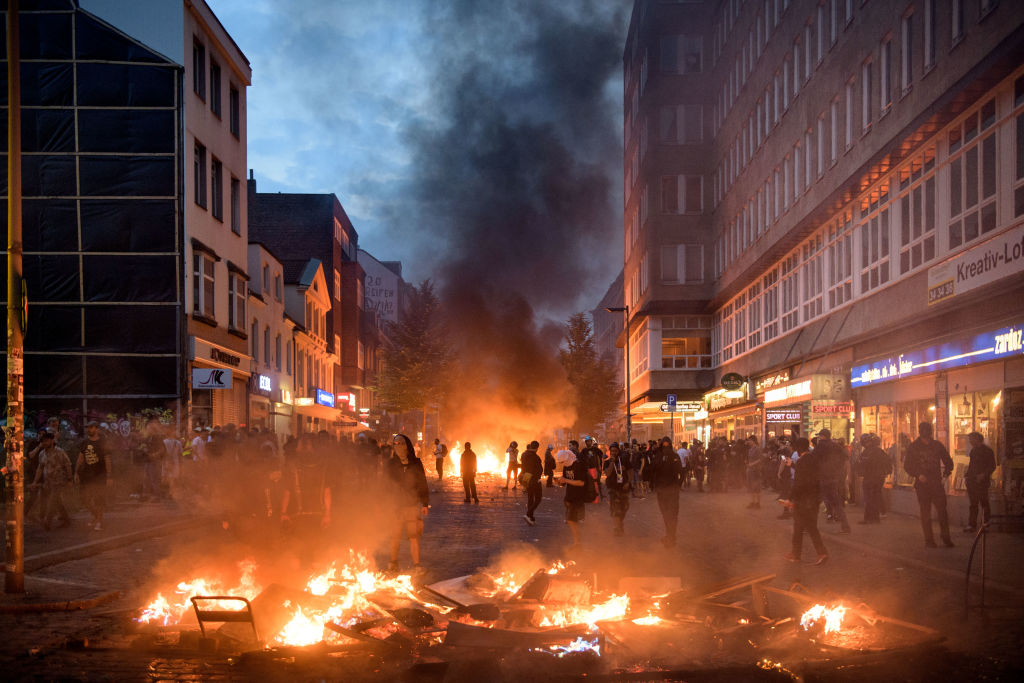 Trotz gigantischem Aufwand und brennenden Straßen – Schäuble: G20-Gipfel kann nur in Großstadt stattfinden