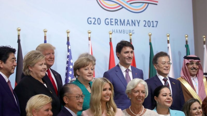 Eine beschäftigte Gipfelchefin, ein gestresster Bürgermeister und ein Sonnyboy – Trump dankt Merkel für Gipfel-Ausrichtung