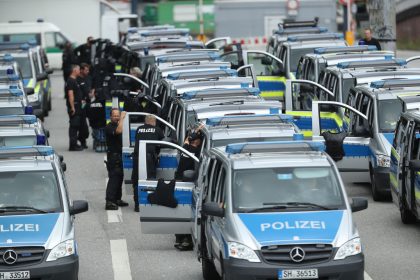 Innere Sicherheit: Kanzlerin Merkel will die Ausrüstung der Polizei verbessern und mehr Polizisten