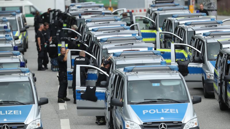 Innere Sicherheit: Kanzlerin Merkel will die Ausrüstung der Polizei verbessern und mehr Polizisten
