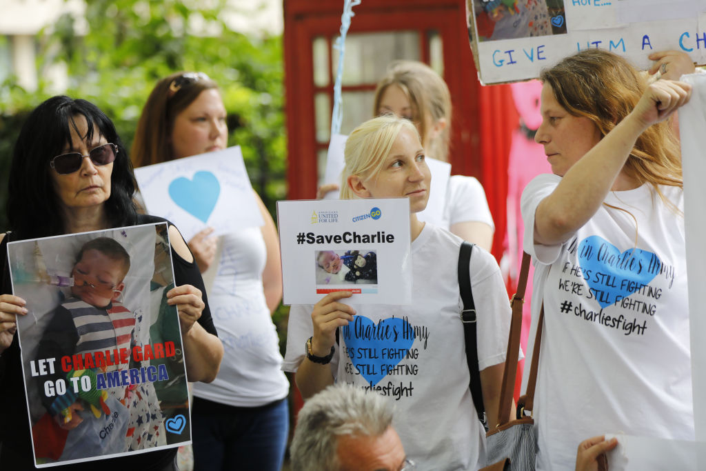 „Zeit ist abgelaufen“: Eltern des todkranken Baby Charlie geben Kampf vor Gericht auf