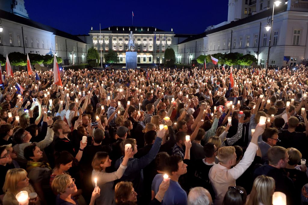 Zehntausende Polen demonstrieren gegen neue Justizreform