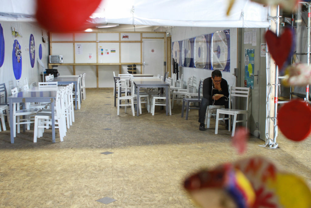 „Man muss an die Bürger denken“: Franzosen mauern Zufahrt zu geplanter Flüchtlingsunterkunft zu