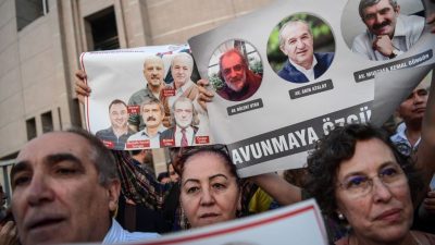 Sieben „Cumhuriyet“-Mitarbeiter verlassen Gefängnis
