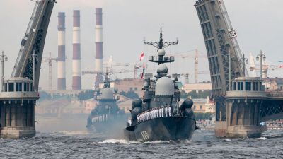 Russland stellt mit riesiger Parade die Macht seiner Marine zur Schau + Video