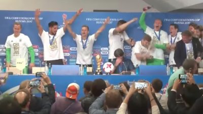 „Die Nummer 1 der Welt sind wir“: Sektdusche für Löw – Deutsche Spieler stürmen Pressekonferenz