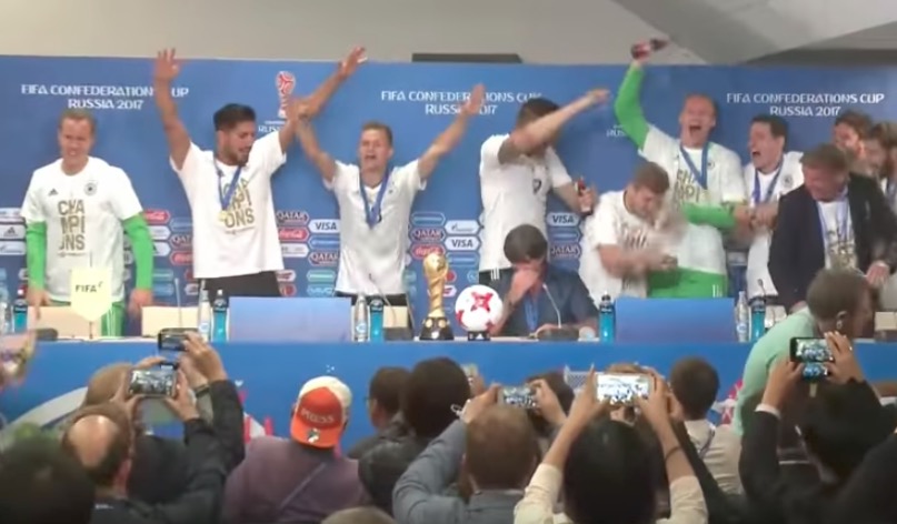 „Die Nummer 1 der Welt sind wir“: Sektdusche für Löw – Deutsche Spieler stürmen Pressekonferenz