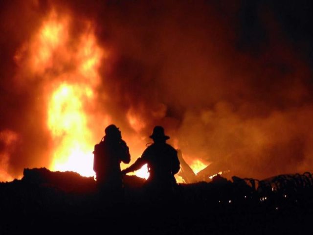 Rettungskräfte stehen vor den brennenden Trümmern zweier Jets. Foto: Dirk Diestel/dpa