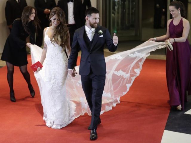 Für Lionel Messi und Antonela Roccuzzo wurde der rote Teppich ausgerollt. Foto: Victor R. Caivano/dpa