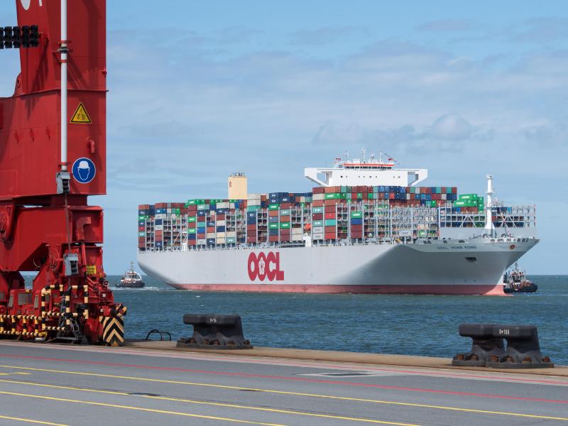 400 Meter lang: Weltgrößtes Containerschiff ist in Wilhelmshaven angekommen