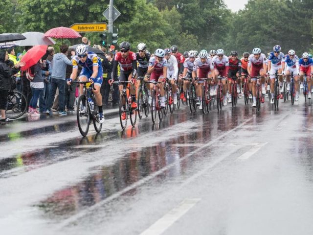 Auch auf der zweiten Etappe hatten die Fahrer mit Regen zu kämpfen. Foto: Guido Kirchner/dpa