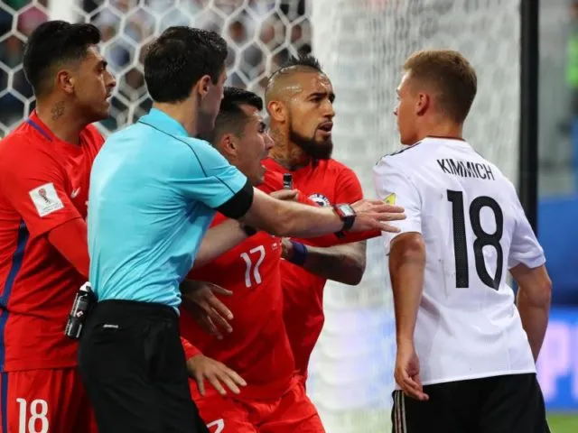 In der hitzigen zweiten Halbzeit kam es zu einer Auseinandersetzung zwischen Arturo Vidal und Joshua Kimmich (r). Foto: Christian Charisius/dpa