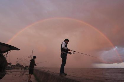 Alte Handtasche beim Fischen entdeckt – Eine unglaubliche Zeitkapsel